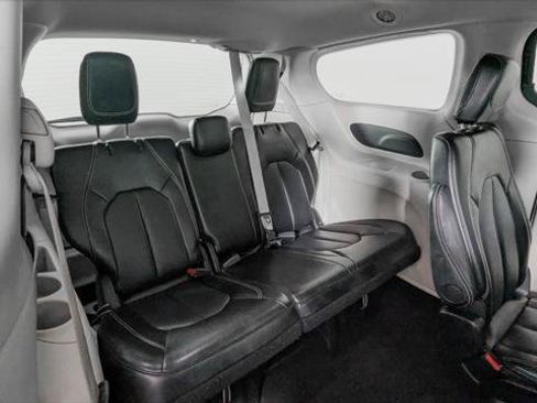 Used 2024 Chrysler Pacifica Touring-L FWD image 21