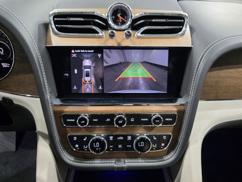 Used 2024 Bentley Bentayga Extended Wheelbase image 19