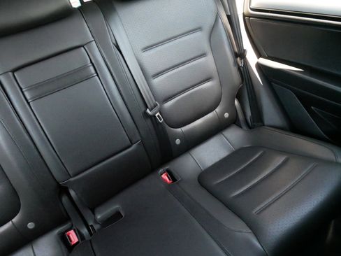 Used 2014 Volkswagen Touareg Sport image 14