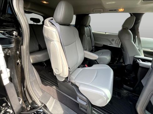 Used 2025 Toyota Sienna XLE FWD image 21