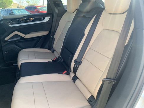 Used 2025 Porsche Cayenne AWD/4WD image 14