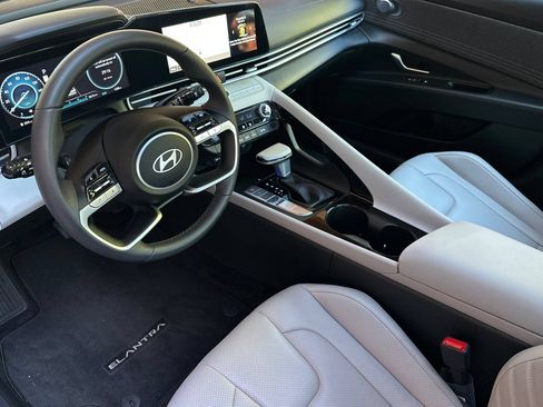 Used 2025 Hyundai Elantra Limited FWD image 11