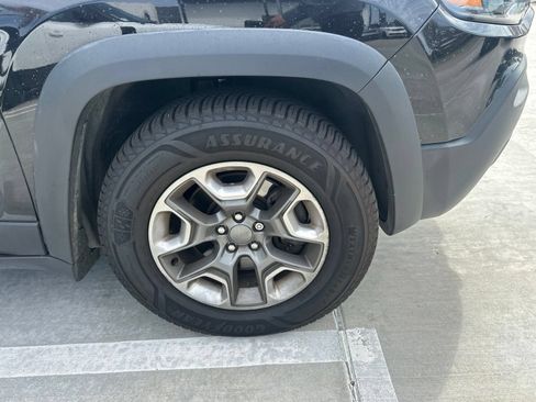 Used 2019 Jeep Cherokee Trailhawk w/ Cold Weather Group AWD/4WD image 15
