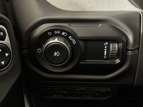 Used 2025 Jeep Wrangler Unlimited Sahara AWD/4WD image 28