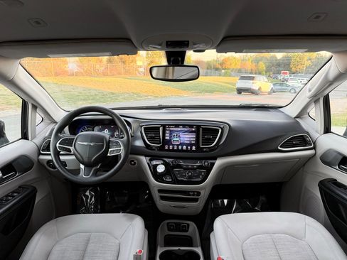 Used 2018 Chrysler Pacifica Touring Plus FWD image 30