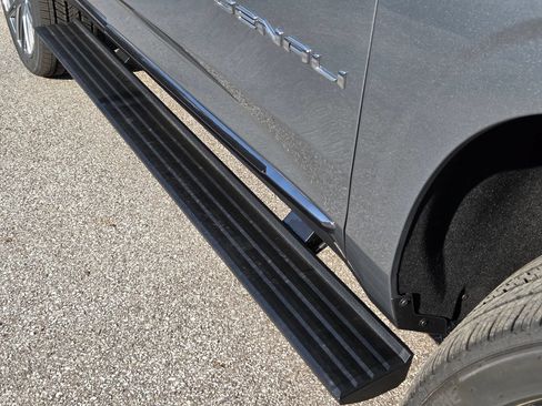 New 2026 GMC Yukon Denali Ultimate w/ LPO, Floor Liner Package AWD/4WD image 23