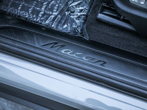 Certified 2025 Porsche Macan image 16