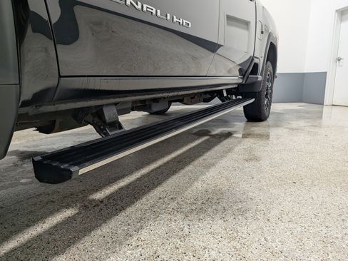 Used 2021 GMC Sierra 2500 Denali w/ Denali Black Diamond Edition image 9