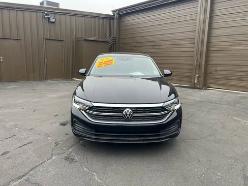 Used 2024 Volkswagen Jetta SE w/ Panoramic Sunroof Package image 2