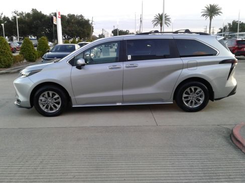 Used 2025 Toyota Sienna XLE image 4