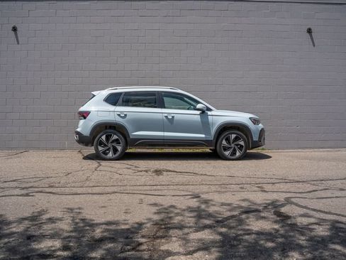 Used 2025 Volkswagen Taos SE w/ Panoramic Sunroof Package AWD/4WD image 8