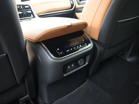 Used 2025 Nissan Armada SL AWD/4WD image 18