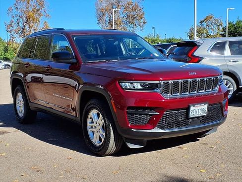 Used 2023 Jeep Grand Cherokee Laredo w/ Luxury Tech Group I image 3