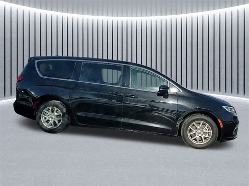 Used 2024 Chrysler Pacifica Touring-L image 5