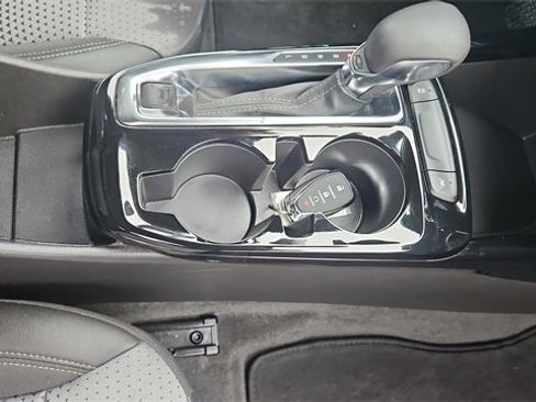 Used 2025 Chevrolet Trax LT w/ LT Convenience Package image 14