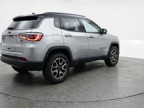 Used 2025 Jeep Compass Trailhawk AWD/4WD image 9
