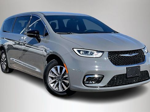 Used 2025 Chrysler Pacifica Select image 1