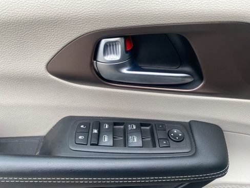 Used 2023 Chrysler Voyager LX image 11
