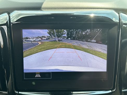 Used 2023 Chevrolet Traverse LT FWD image 25