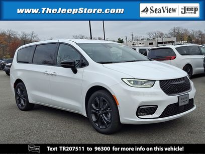 New 2026 Chrysler Pacifica Select