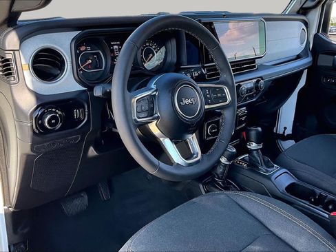 Used 2026 Jeep Wrangler Unlimited Sahara AWD/4WD image 18