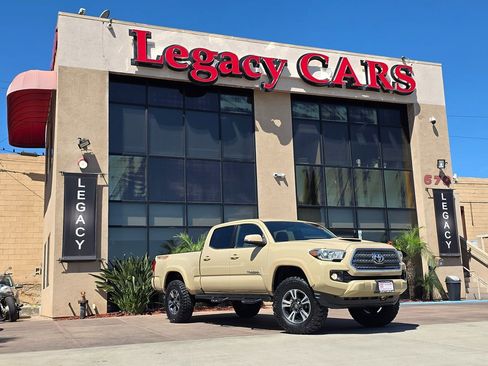 Used 2017 Toyota Tacoma TRD Sport w/ Tow Package image 2