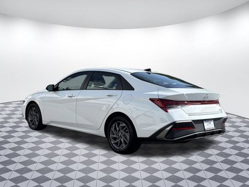 Used 2025 Hyundai Elantra Hybrid FWD image 5