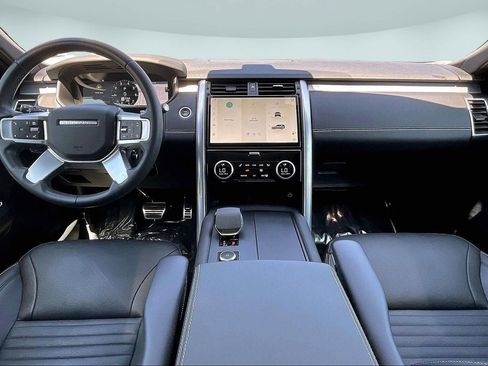 Used 2024 Land Rover Discovery Dynamic SE AWD/4WD image 15