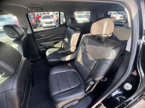 Used 2021 GMC Acadia SLT w/ Elevation Edition image 11