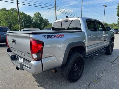 Used 2019 Toyota Tacoma TRD Off-Road AWD/4WD image 9