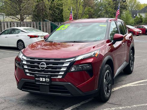 Used 2025 Nissan Rogue SV image 2