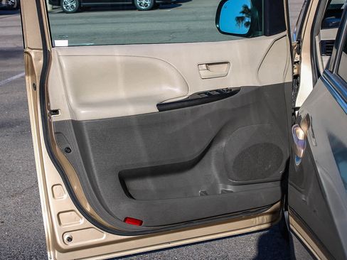 Used 2013 Toyota Sienna LE FWD image 23