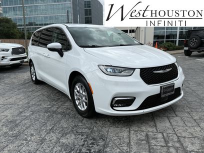 Used 2023 Chrysler Pacifica Touring-L