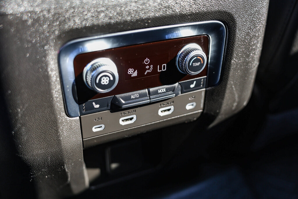 Used 2024 GMC Yukon XL AT4 w/ AT4 Premium Plus Package AWD/4WD image 8