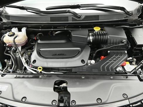 Used 2025 Chrysler Pacifica Limited FWD image 29