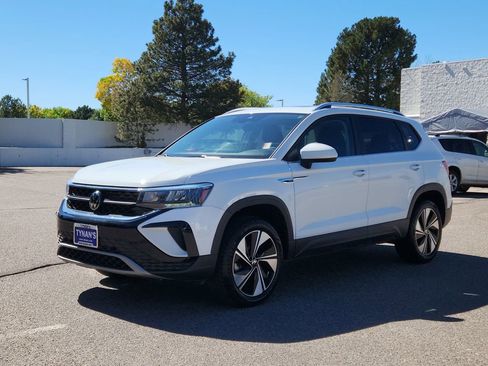 Used 2023 Volkswagen Taos SE w/ Panoramic Sunroof Package image 6