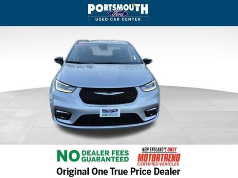 Used 2024 Chrysler Pacifica Touring-L image 9