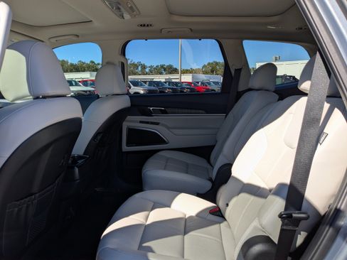 Used 2024 Kia Telluride SX w/ Towing Package image 14