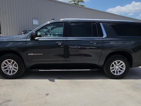 Used 2022 Chevrolet Suburban LT w/ Luxury Package RWD image 5