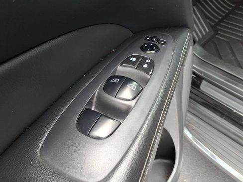 Used 2018 Nissan Pathfinder SV FWD image 10