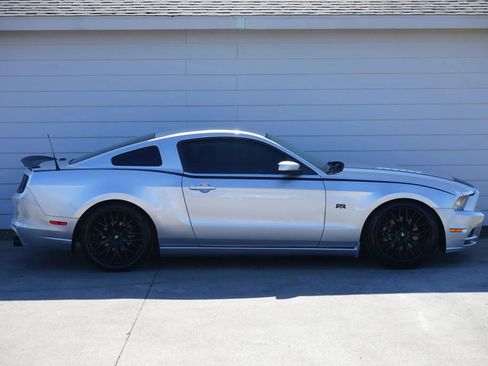 Used 2013 Ford Mustang GT Premium image 2