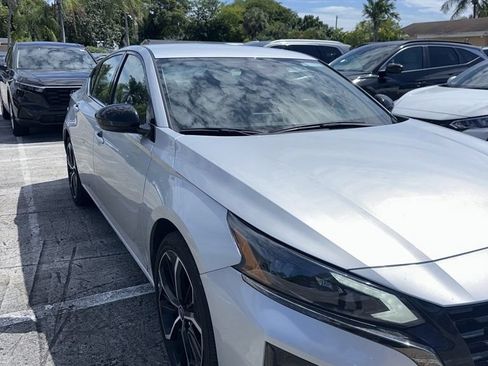 Used 2025 Nissan Altima 2.5 SR FWD image 7
