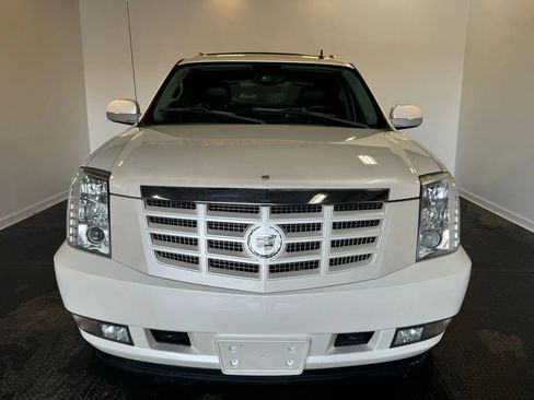 Used 2011 Cadillac Escalade EXT Premium AWD/4WD image 2
