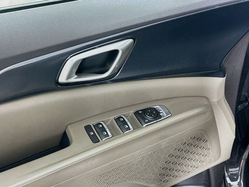 Used 2025 Kia Carnival FWD image 15