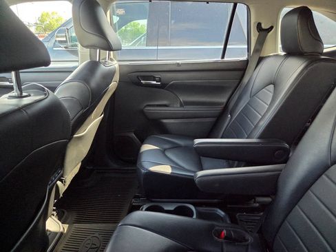 Used 2022 Toyota Highlander XLE FWD image 6