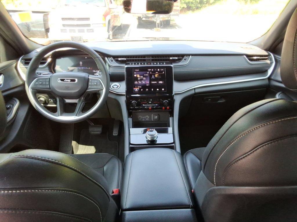 Used 2025 Jeep Grand Cherokee L Altitude RWD image 20