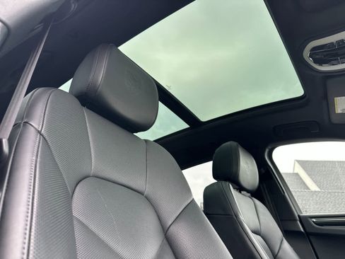 Certified 2025 Porsche Macan AWD/4WD image 18