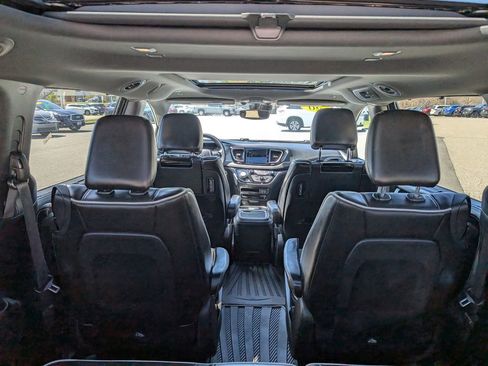 Used 2020 Chrysler Pacifica Limited w/ Advanced Safetytec Group FWD image 15