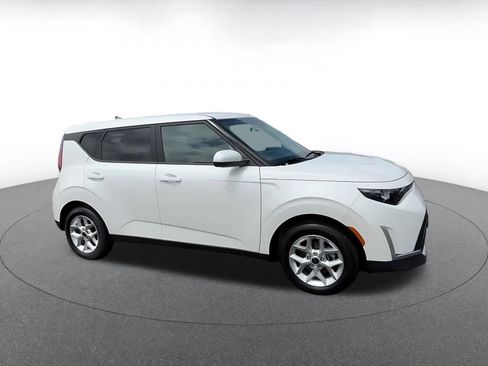 Used 2025 Kia Soul LX w/ LX Technology Package FWD image 2