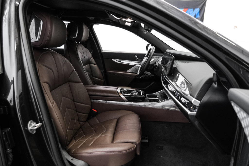 Used 2024 BMW i7 xDrive60 AWD/4WD image 36